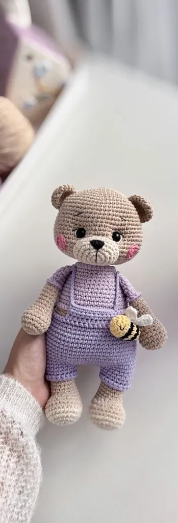 Örgü Oyuncak Ayı - Lila Tulumlu ve Arı Detaylı Amigurumi Bebek