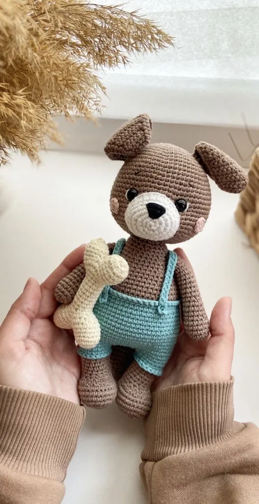 Örme Amigurumi Köpek Oyuncak - Mavi Tulumlu ve Kemikli, 25 cm