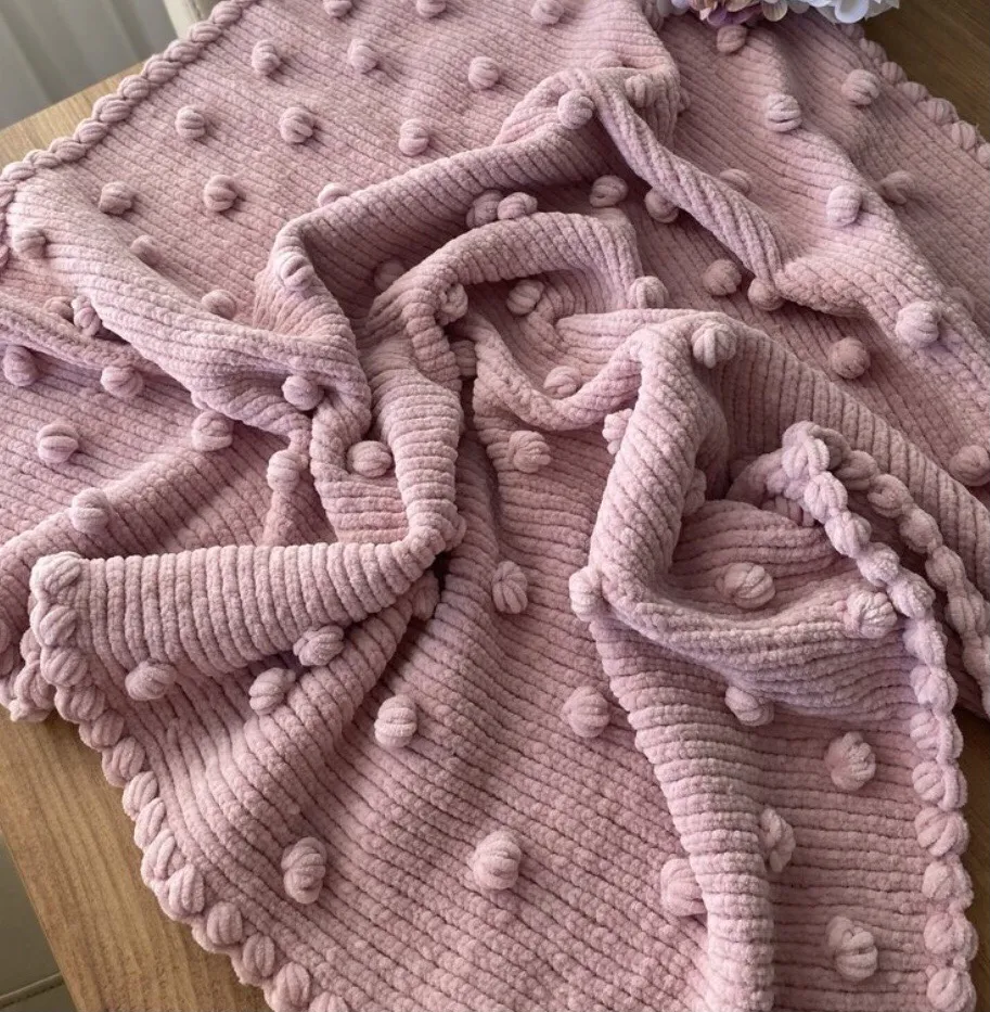 Pembe Popcorn Desenli Bebek Battaniyesi - Kadife İpten El Örgüsü