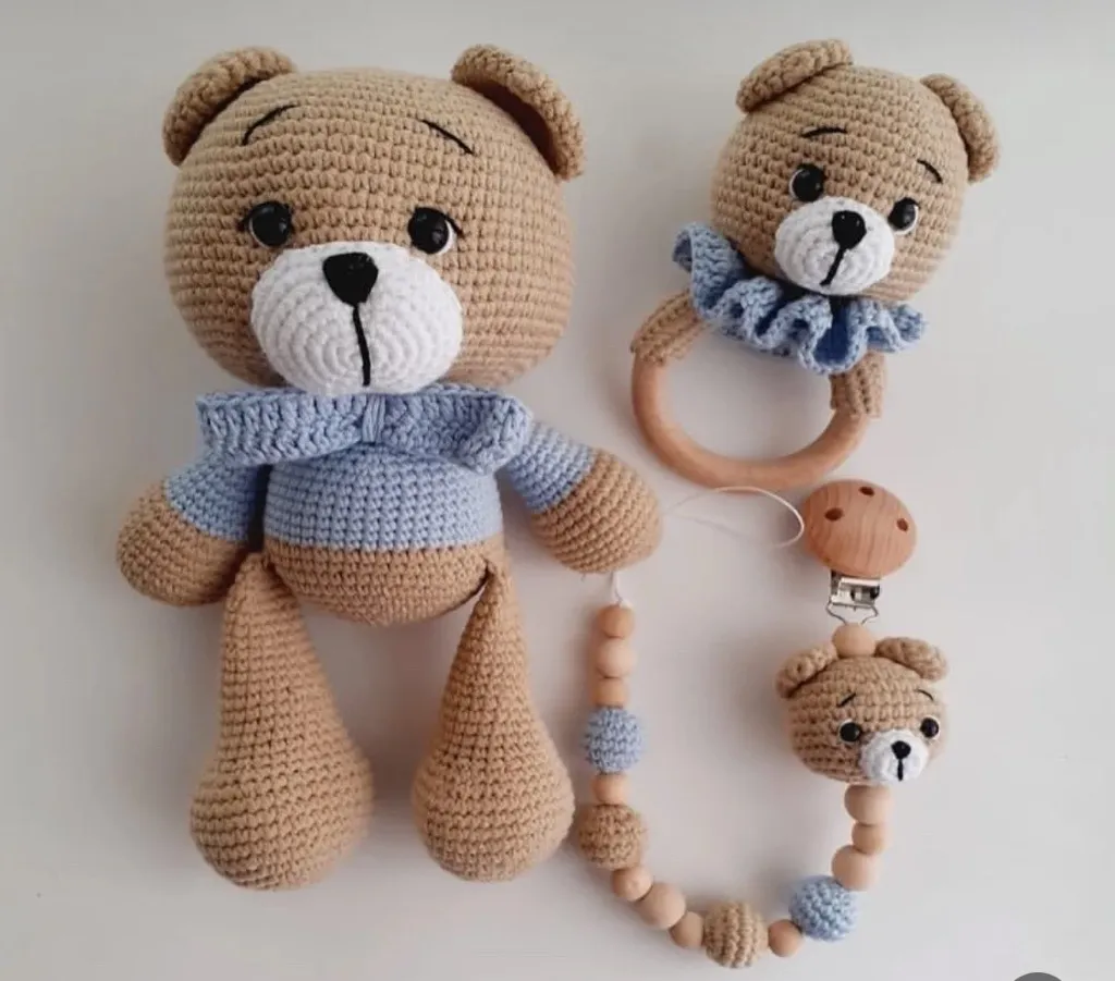 Örgü Oyuncak Ayıcık Bebek Seti - Çıngırak ve Emzik Zinciri