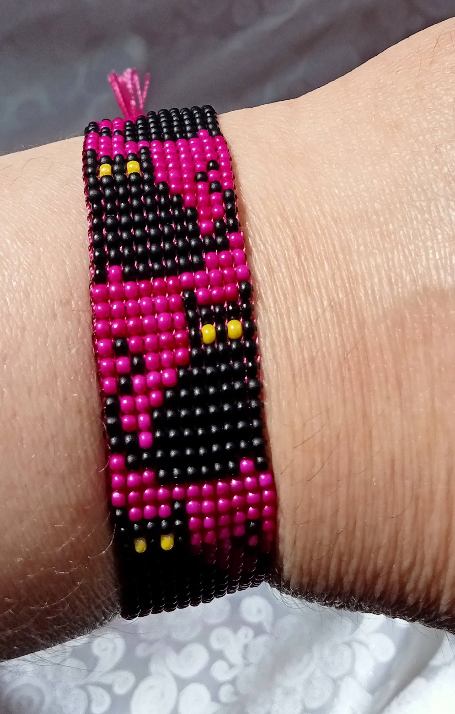 Pembe ve Siyah Kedicik Desenli Kum Boncuklu Bileklik - El Emeği