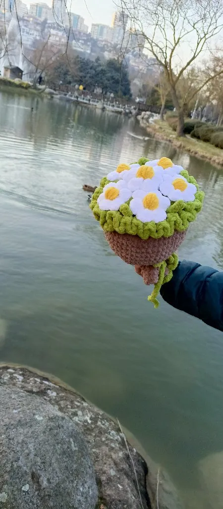 Kadife İpten Örgü Papatya Çiçek Buketi - Dekoratif El Emeği