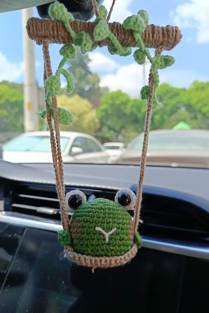 Yeşil Örme Kurbağa Araba Süsü - Salıncaklı, Dekoratif, El Yapımı