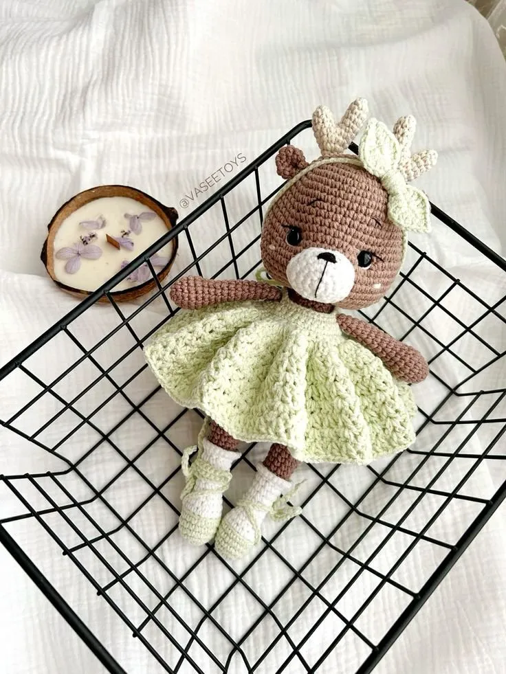 Yeşil Elbiseli Amigurumi Geyik Bebek - Tüylenmez ve Antialerjenik