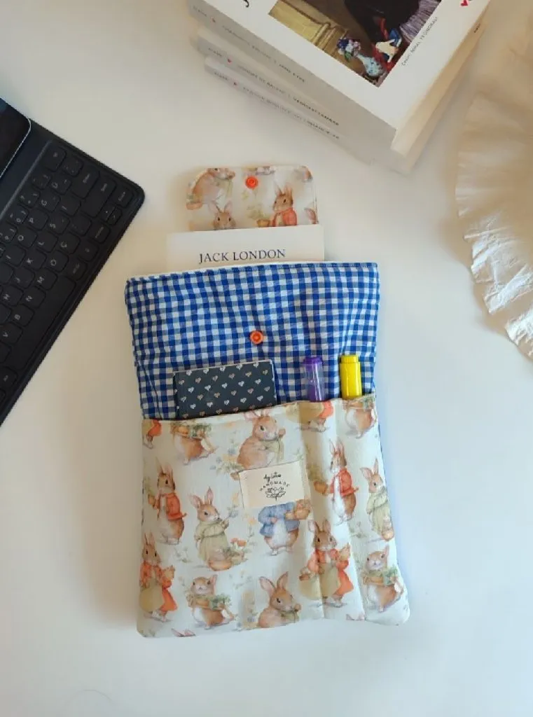 Tavşan Desenli Kitap ve Tablet Kılıfı - Çıtçıtlı, Poplin Kumaş