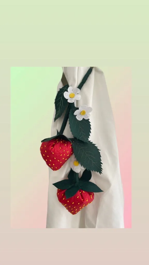 Keçe Çilek ve Çiçek Detaylı Perde Tutucu - Çocuk Odası Süsü