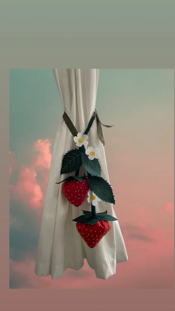 Keçe Çilek ve Çiçek Detaylı Perde Tutucu - Çocuk Odası Süsü