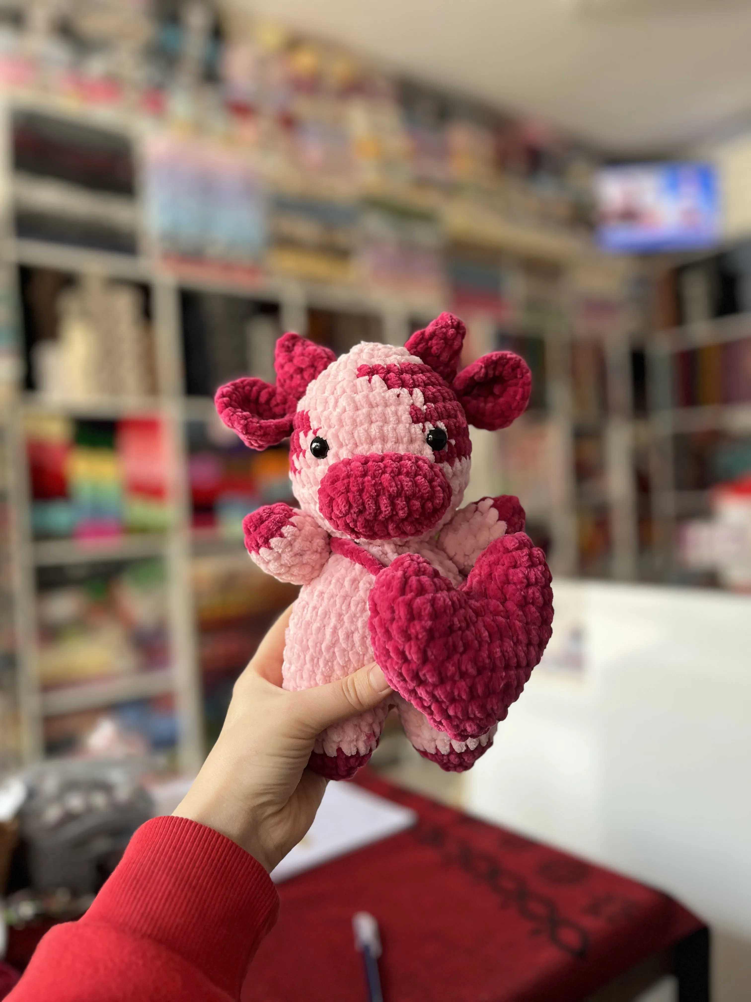 Kadife İpten Amigurumi Pembe İnek Oyuncak - Kalpli Sevimli İnek