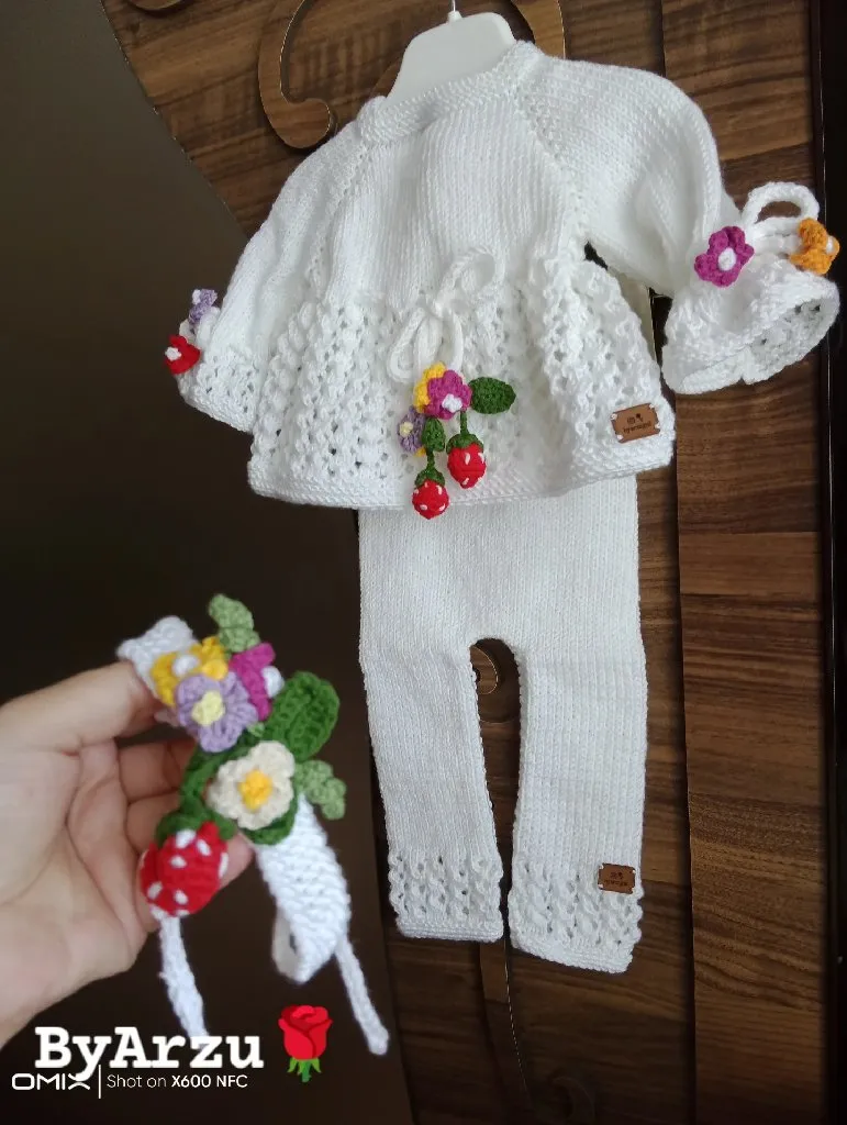 Beyaz Örgü Bebek Pantolon Tunik Takım - Çilek Detaylı (0-3 Ay)