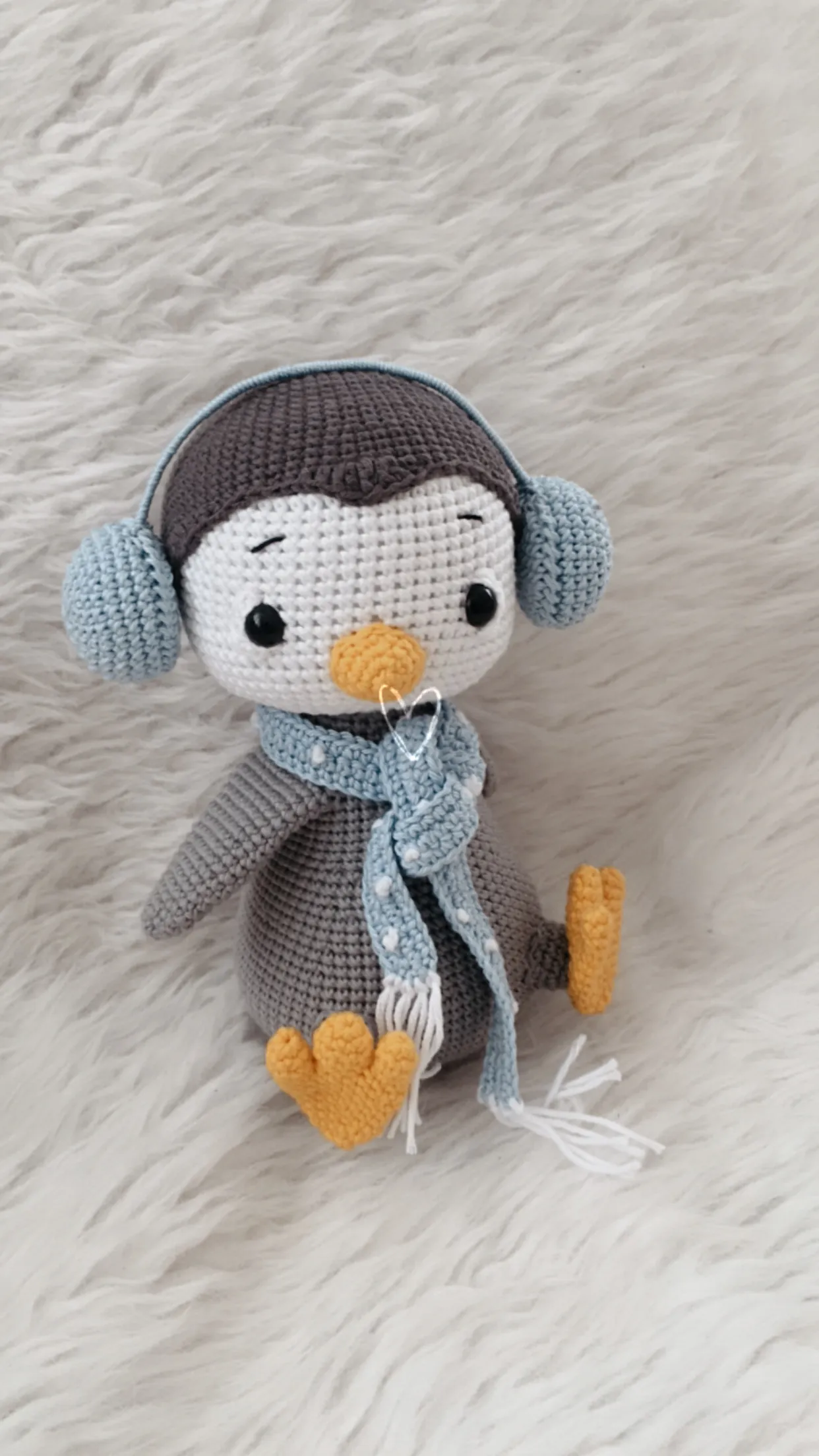 Gri ve Beyaz Amigurumi Penguen Oyuncak - Kulaklıklı ve El Yapımı