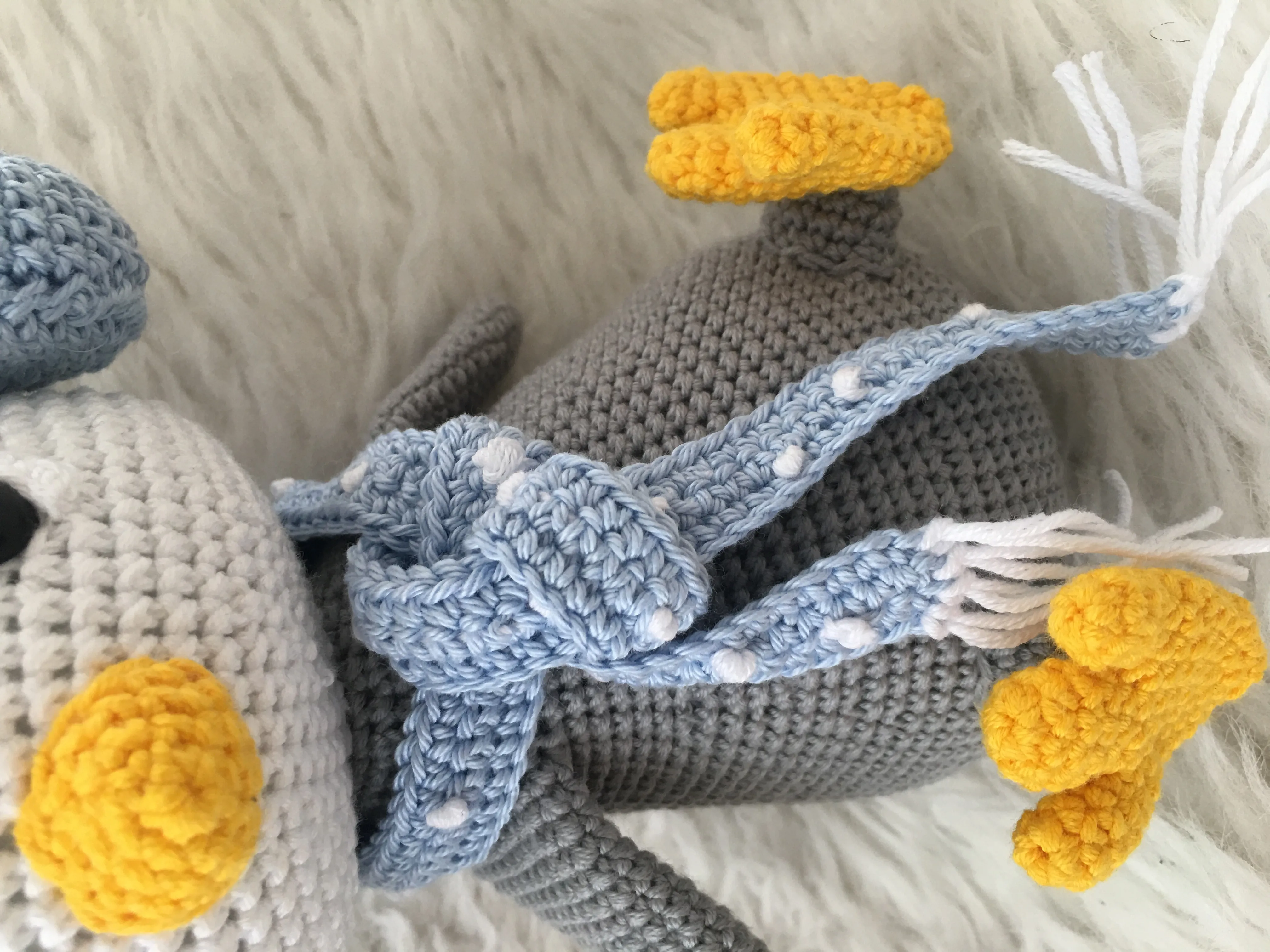 Gri ve Beyaz Amigurumi Penguen Oyuncak - Kulaklıklı ve El Yapımı
