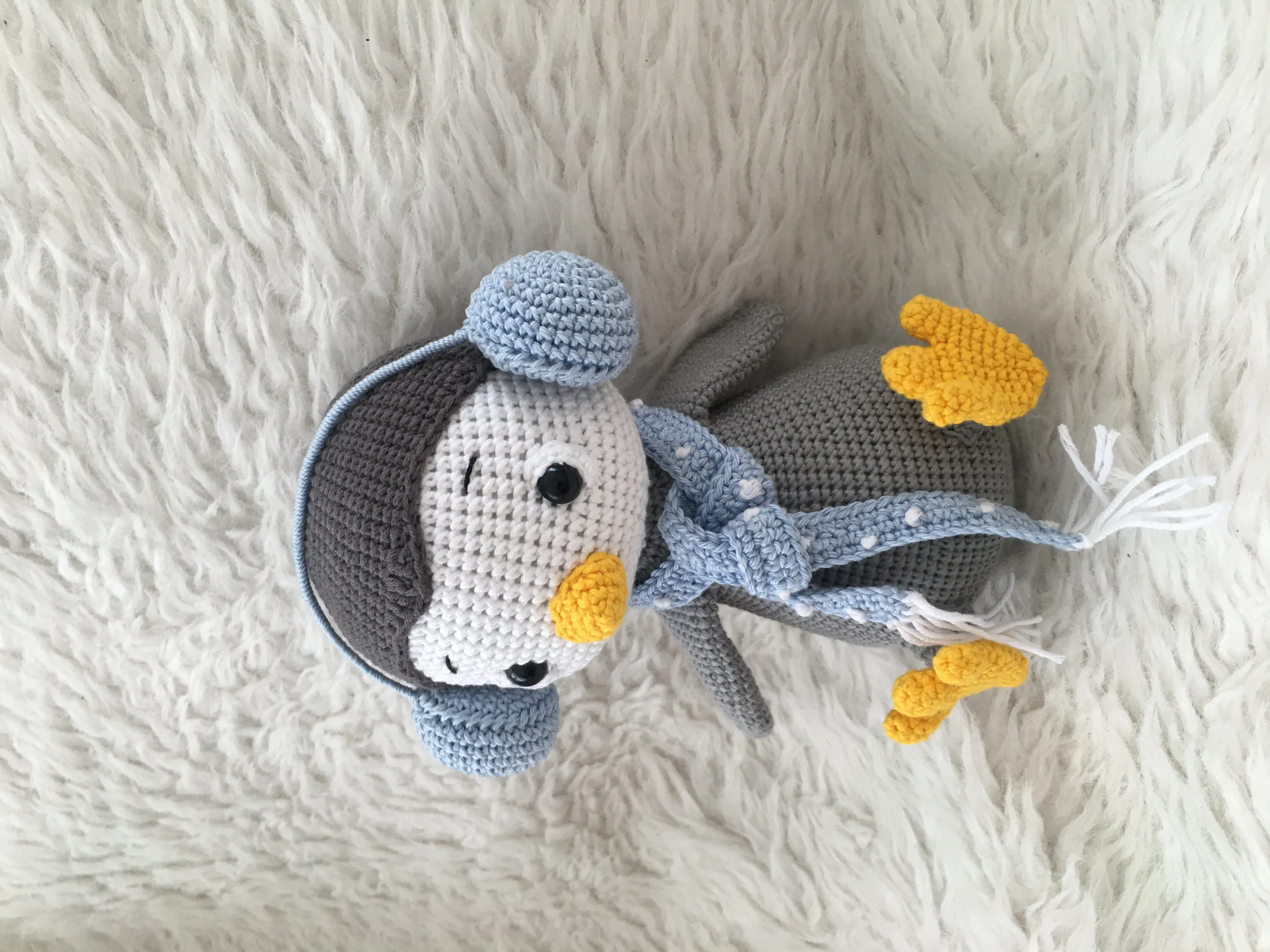 Gri ve Beyaz Amigurumi Penguen Oyuncak - Kulaklıklı ve El Yapımı