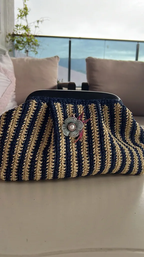 Kağıt İp Örgü Lacivert Bej Çanta - Deri Detaylı, Broşlu, Şık