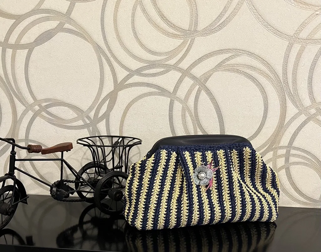 Kağıt İp Örgü Lacivert Bej Çanta - Deri Detaylı, Broşlu, Şık