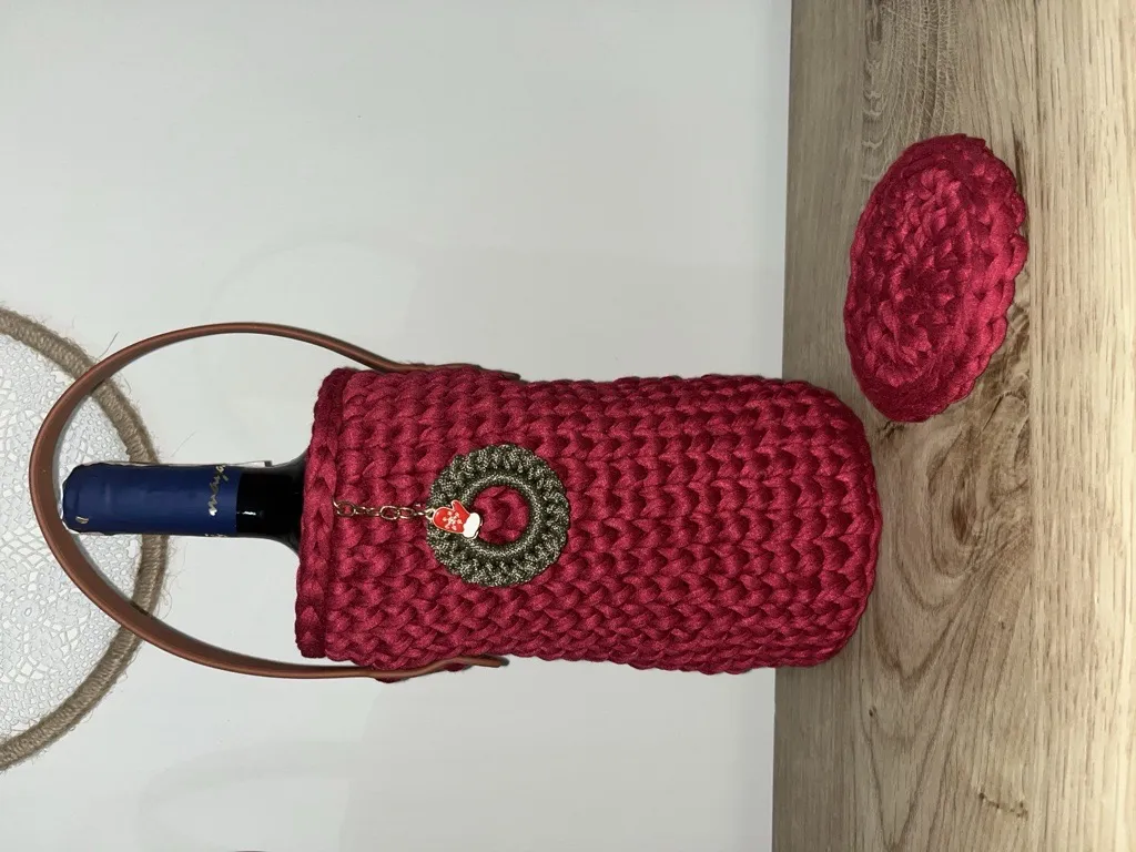 Kırmızı Örgü Şarap Şişesi Tutucu ve Bardak Altlığı - Yılbaşı Konseptli