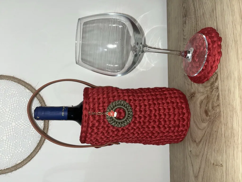 Kırmızı Örgü Şarap Şişesi Tutucu ve Bardak Altlığı - Yılbaşı Konseptli