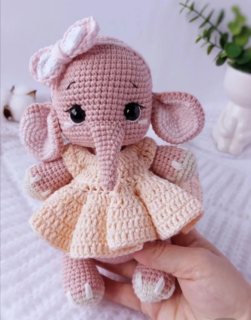 Pembe Örgü Elbiseli Fil Oyuncak Bebek - 24 cm - El Yapımı