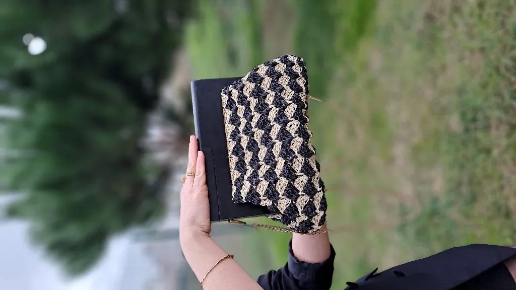 Siyah Ahşap Detaylı Örme Portföy Çanta - Modern Tasarım