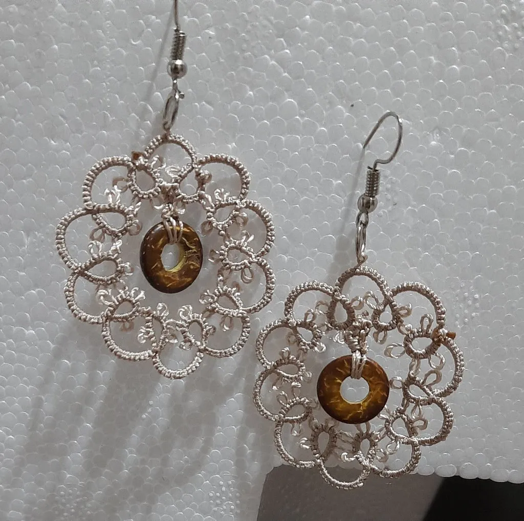 Krem Rengi Mekik Oyası Küpe - Tahta Halkalı Otantik Tasarım