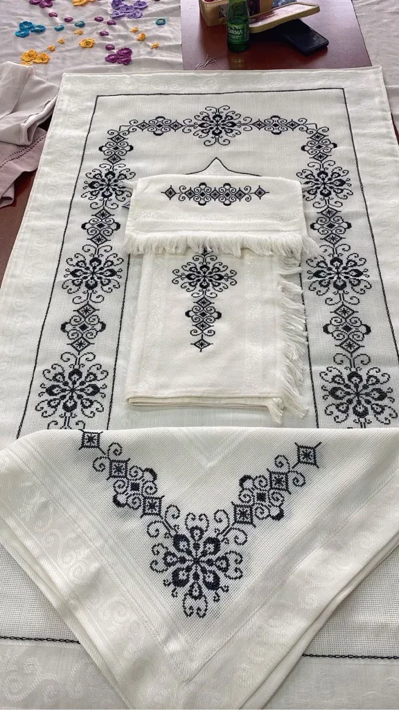 Beyaz Pamuklu Nakışlı Seccade Takımı - Seccade, Havlu ve Bohça