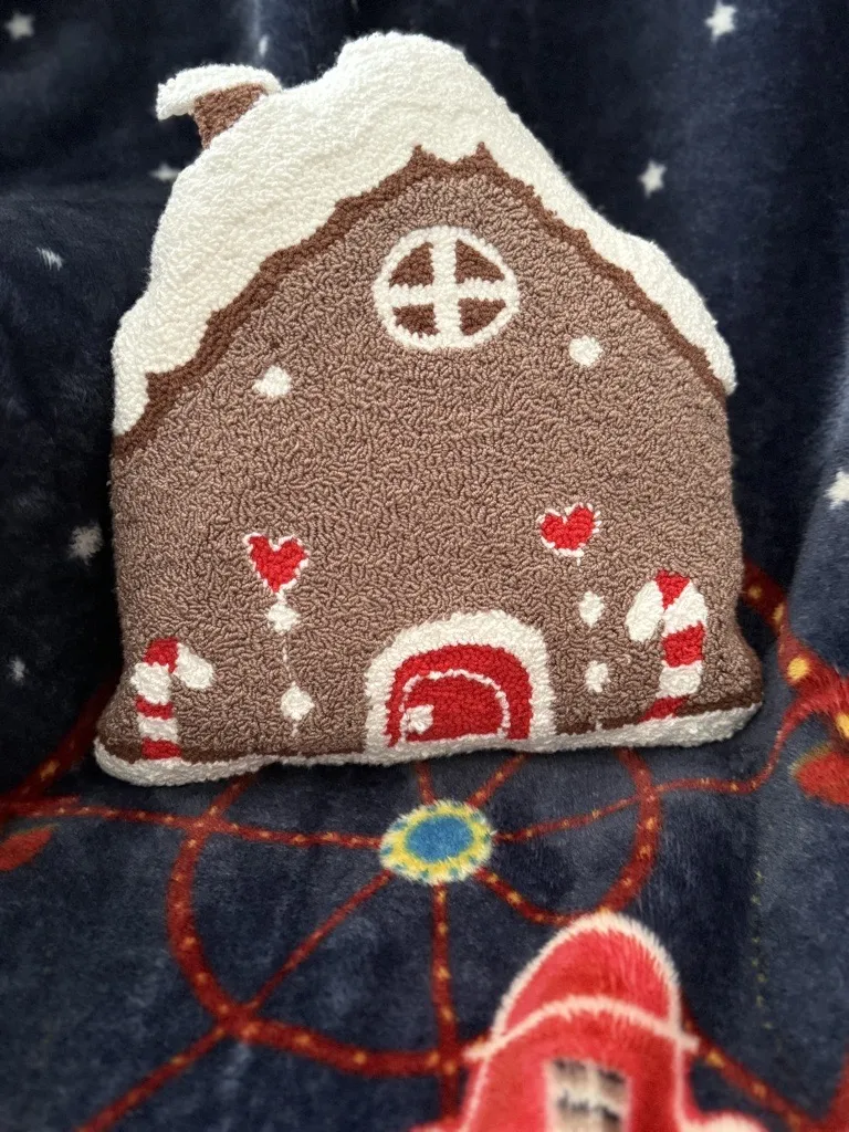 Punch Nakışı Noel Ev Dekoratif Yastık - 25x23 cm - El Emeği