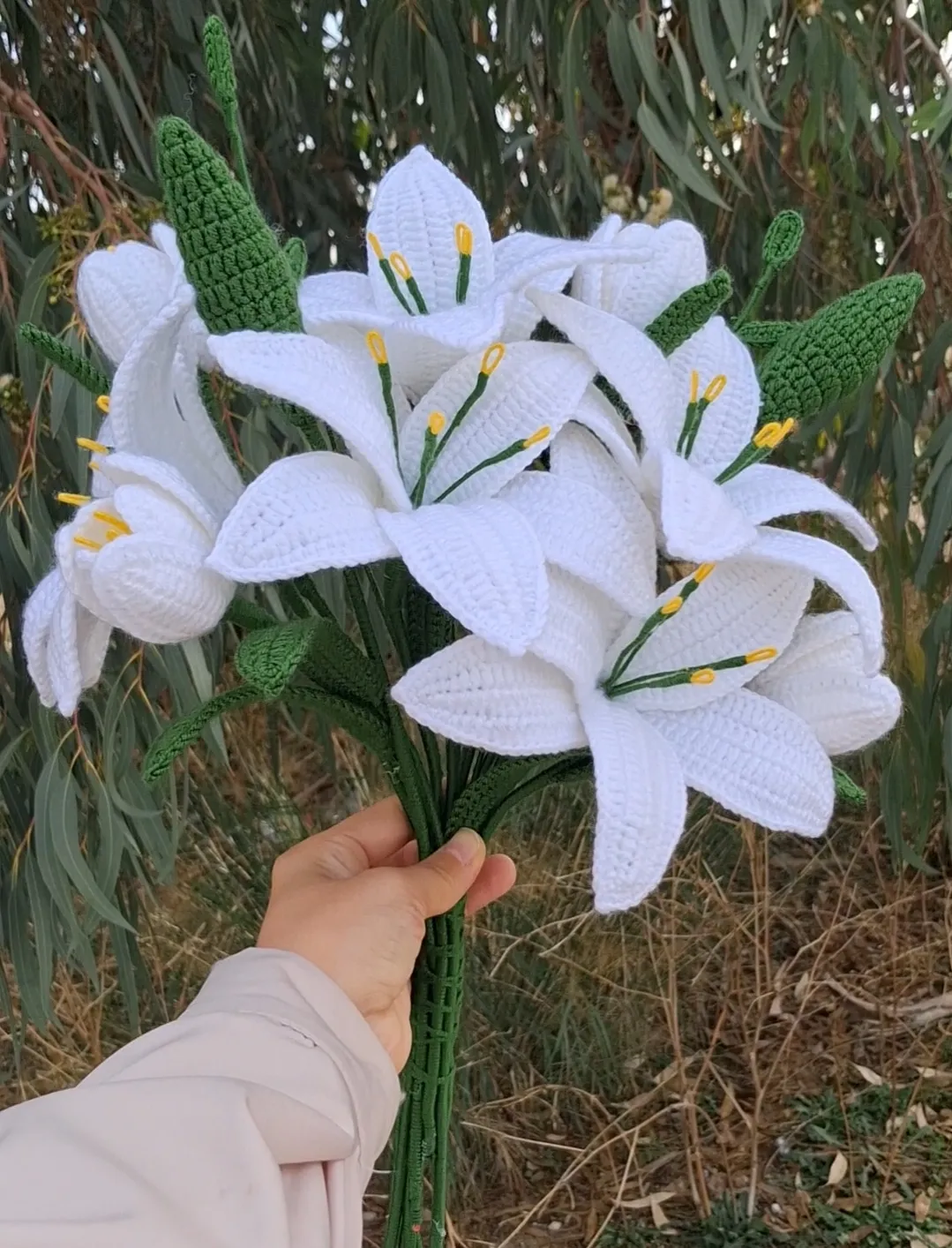 El Örgüsü Beyaz Zambak Buketi – El Yapımı Dekoratif Çiçek