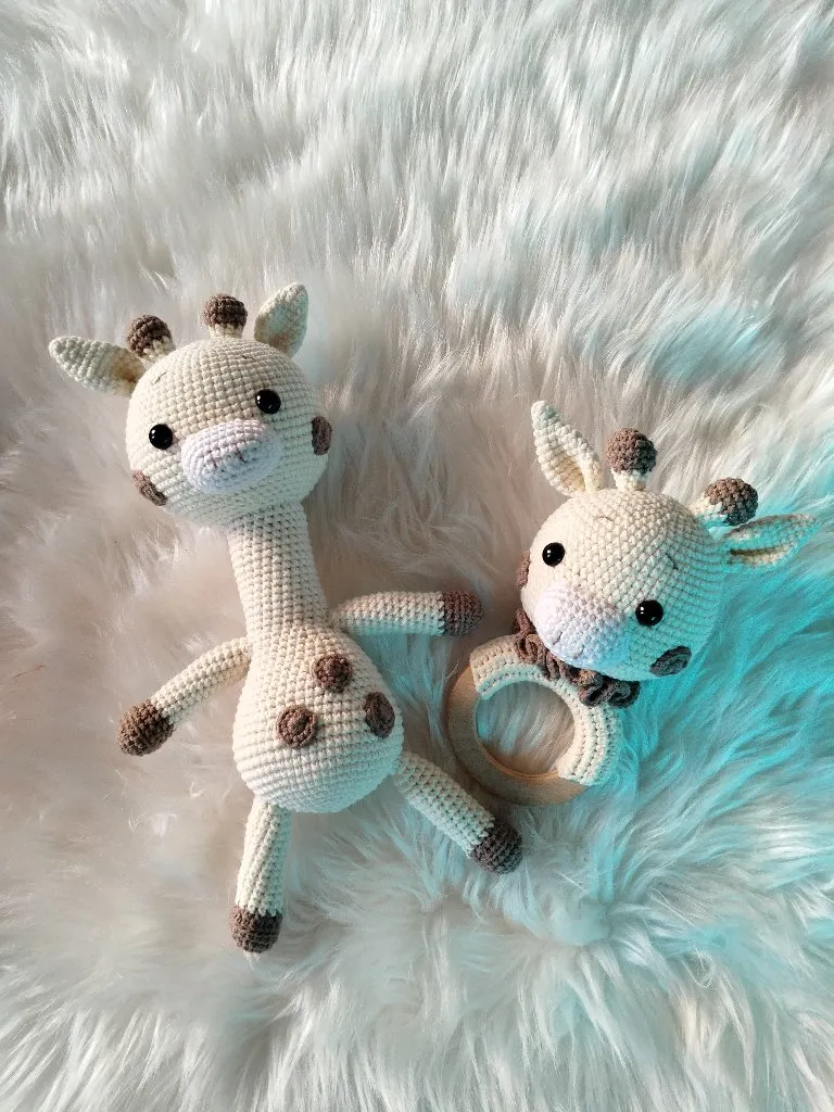 Örme Zürafa Oyuncak ve Çıngırak Seti - El Yapımı Bebek Hediyesi