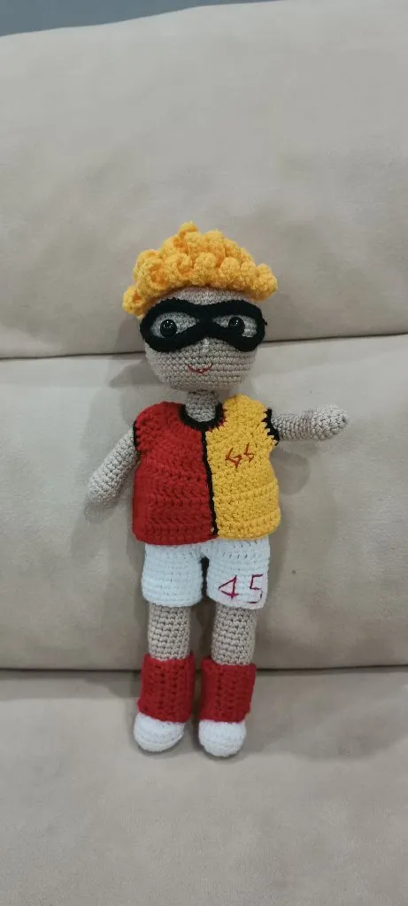 Galatasaraylı Futbolcu Amigurumi Örgü Oyuncak Bebek - El Emeği