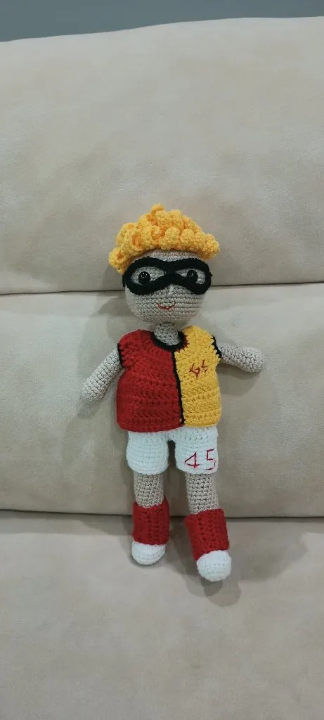 Galatasaraylı Futbolcu Amigurumi Örgü Oyuncak Bebek - El Emeği