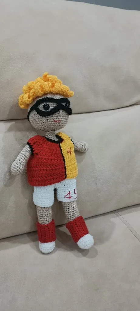 Galatasaraylı Futbolcu Amigurumi Örgü Oyuncak Bebek - El Emeği
