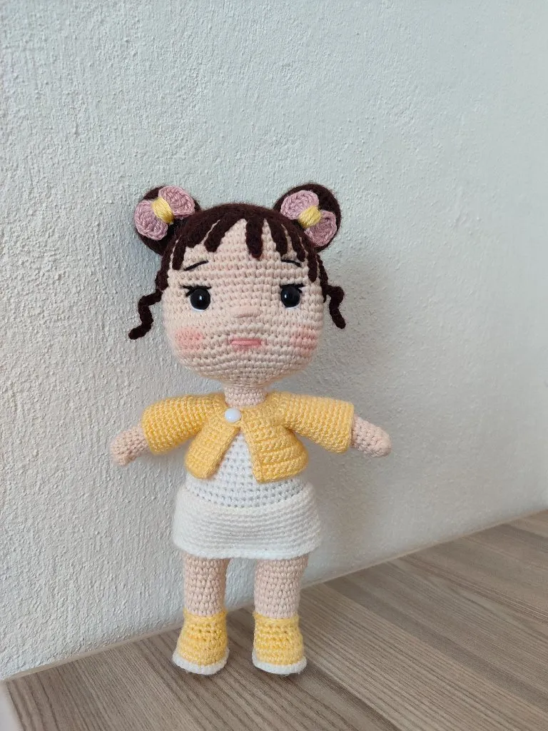 Örgü Bebek Afra - Sarı Ceketli ve El Yapımı Oyuncak Bebek