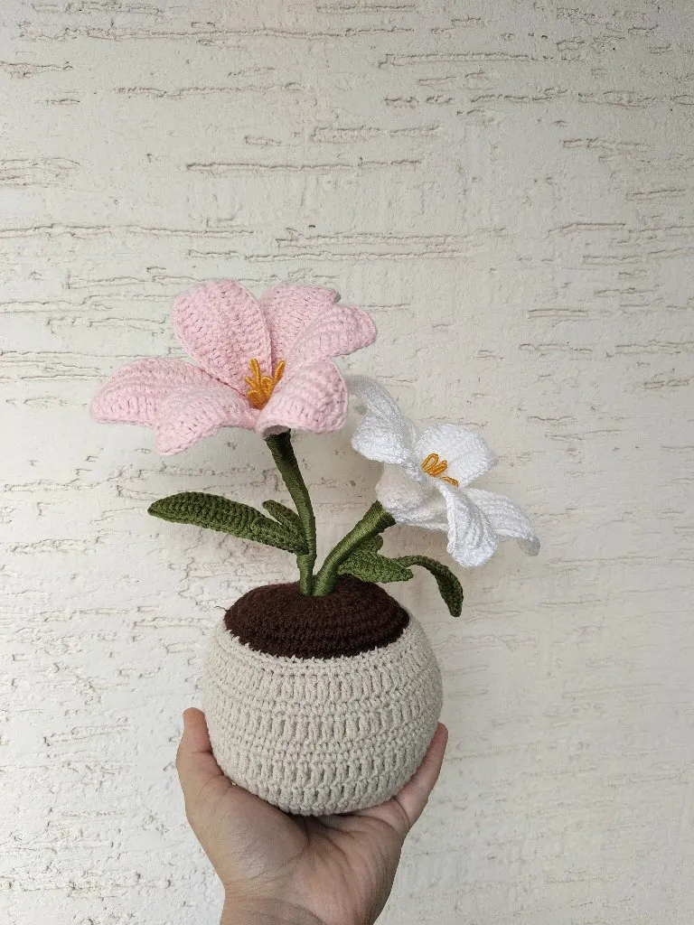 Pembe ve Beyaz Örgü Zambak Çiçeği Saksıda Dekoratif - El Yapımı