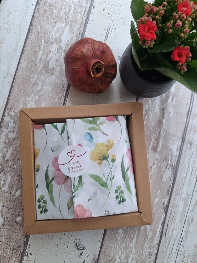 Seramik Pembe Kuş ve Kalp Detaylı Duvar Süsü - El Yapımı