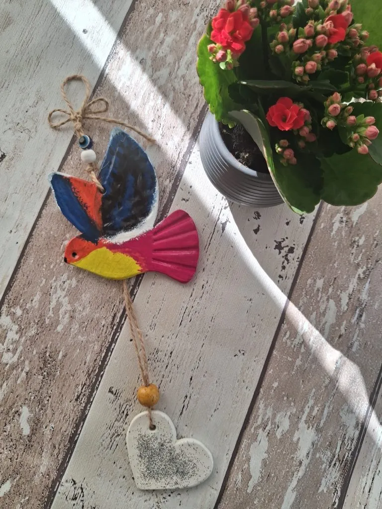 Seramik Pembe Kuş ve Kalp Detaylı Duvar Süsü - El Yapımı