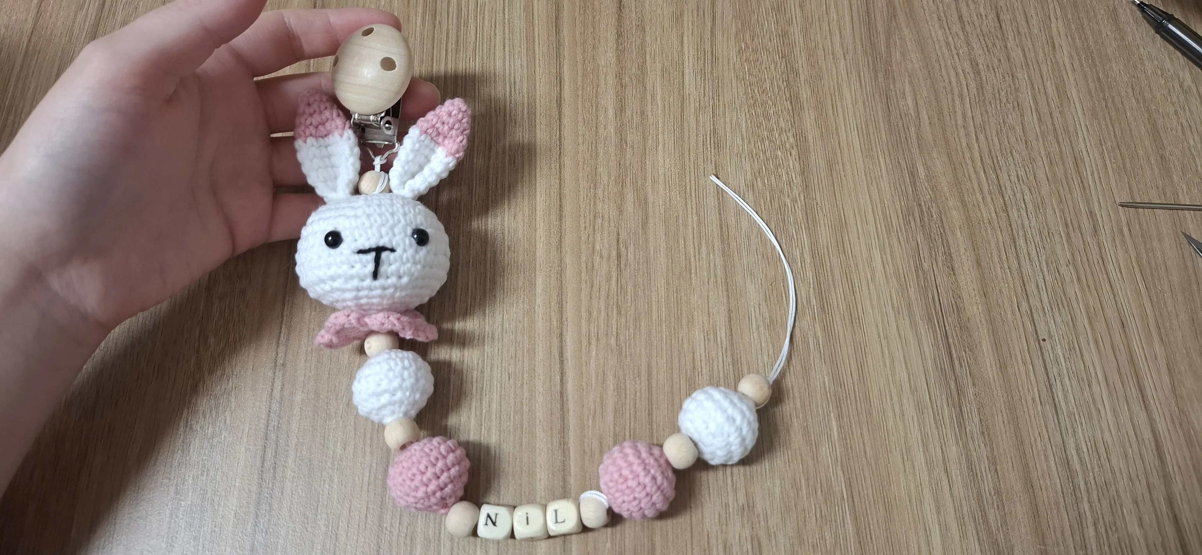 Örgü Tavşan Figürlü İsimli Emzik Askısı Zinciri - Pembe ve Beyaz