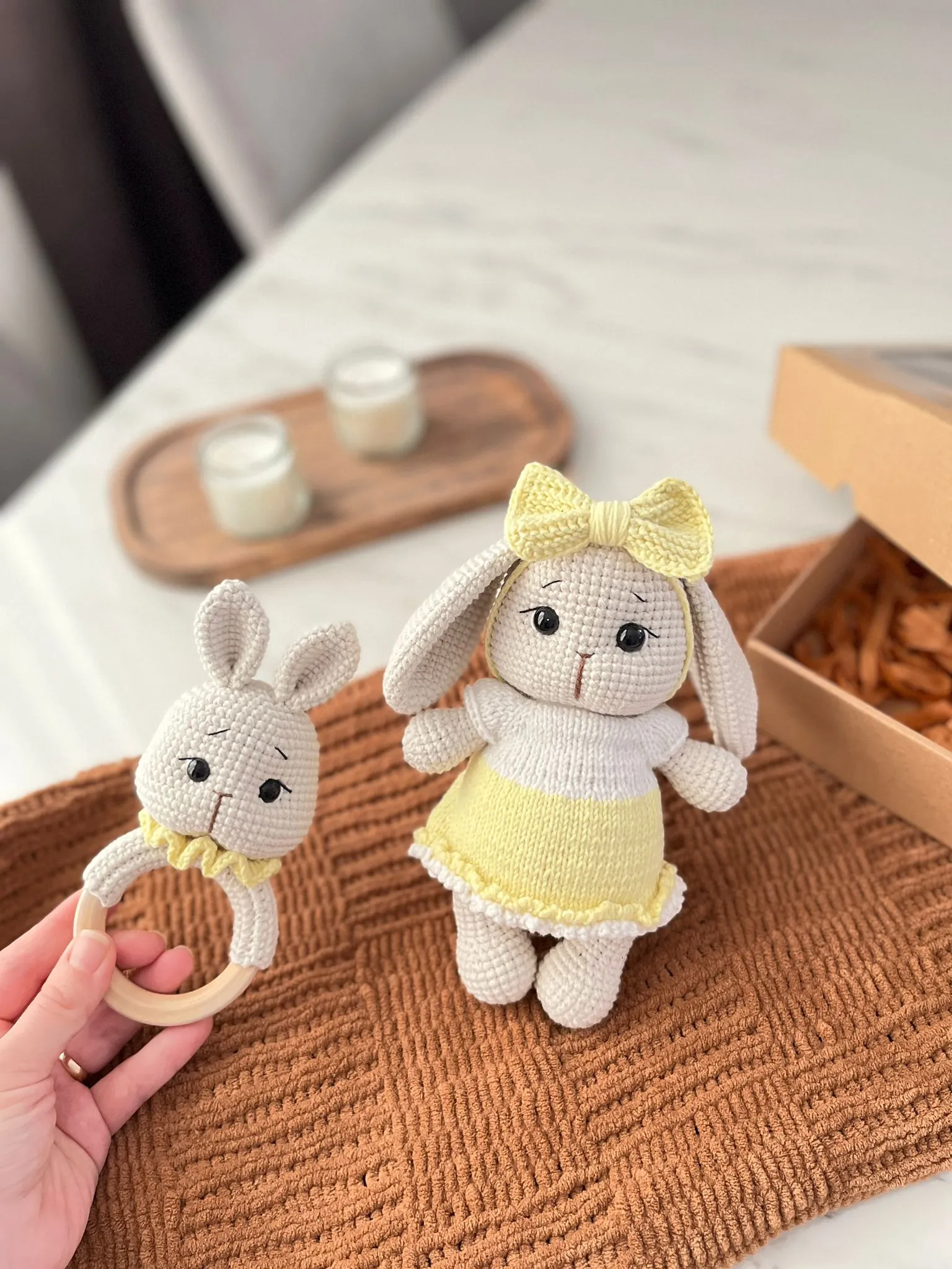 Handmade Sarı Fiyonklu Tavşan Amigurumi Bebek ve Doğal Ahşap Diş Kaşıyıcı Set