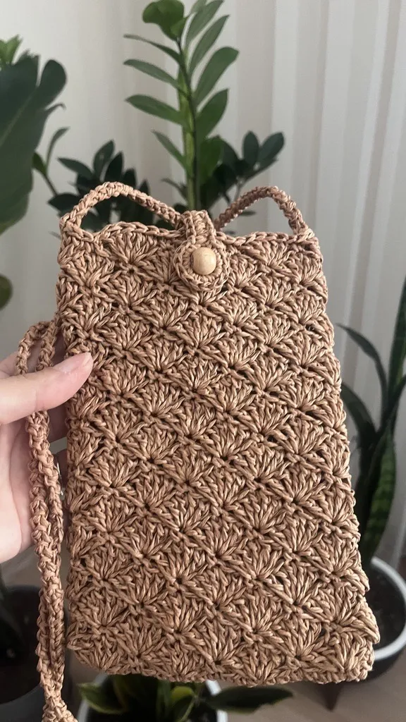 Kâğıt İpten Örme Telefon Çantası - Çapraz Askılı ve Ahşap Düğmeli