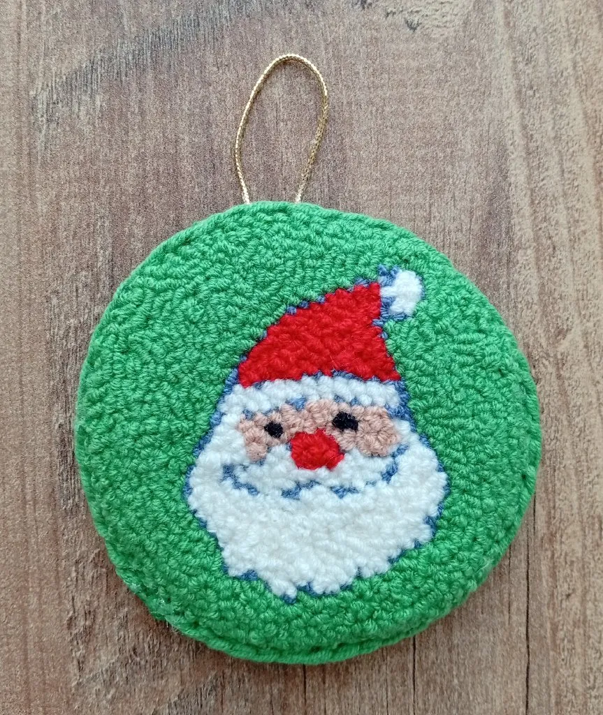 Yeşil Zeminli Noel Baba Desenli Punch Yılbaşı Ağacı Süsü - El Emeği