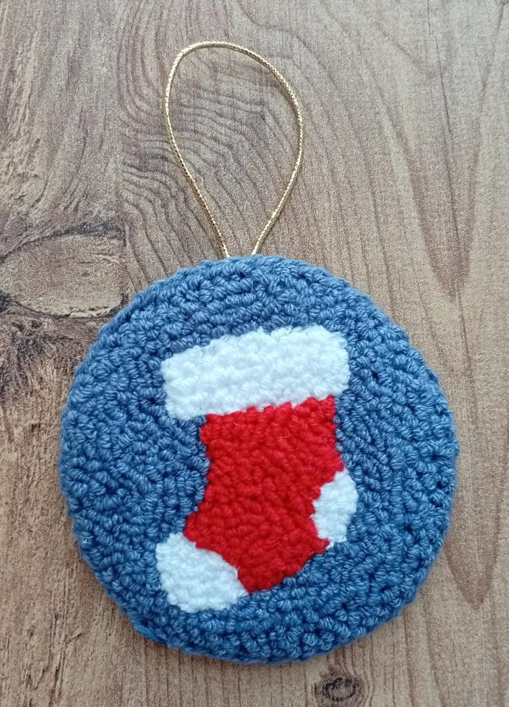 Yeşil Zeminli Noel Baba Desenli Punch Yılbaşı Ağacı Süsü - El Emeği