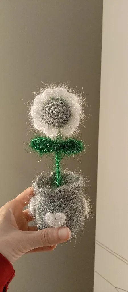 Gri Saksıda Kalpli Örgü Papatya - El Emeği Dekoratif Çiçek