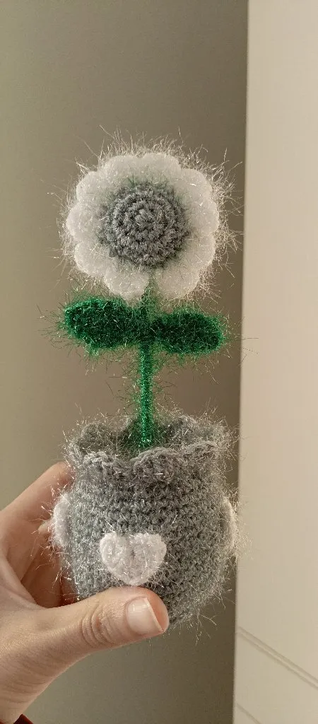 Gri Saksıda Kalpli Örgü Papatya - El Emeği Dekoratif Çiçek