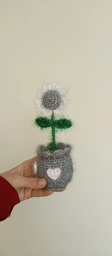 Gri Saksıda Kalpli Örgü Papatya - El Emeği Dekoratif Çiçek