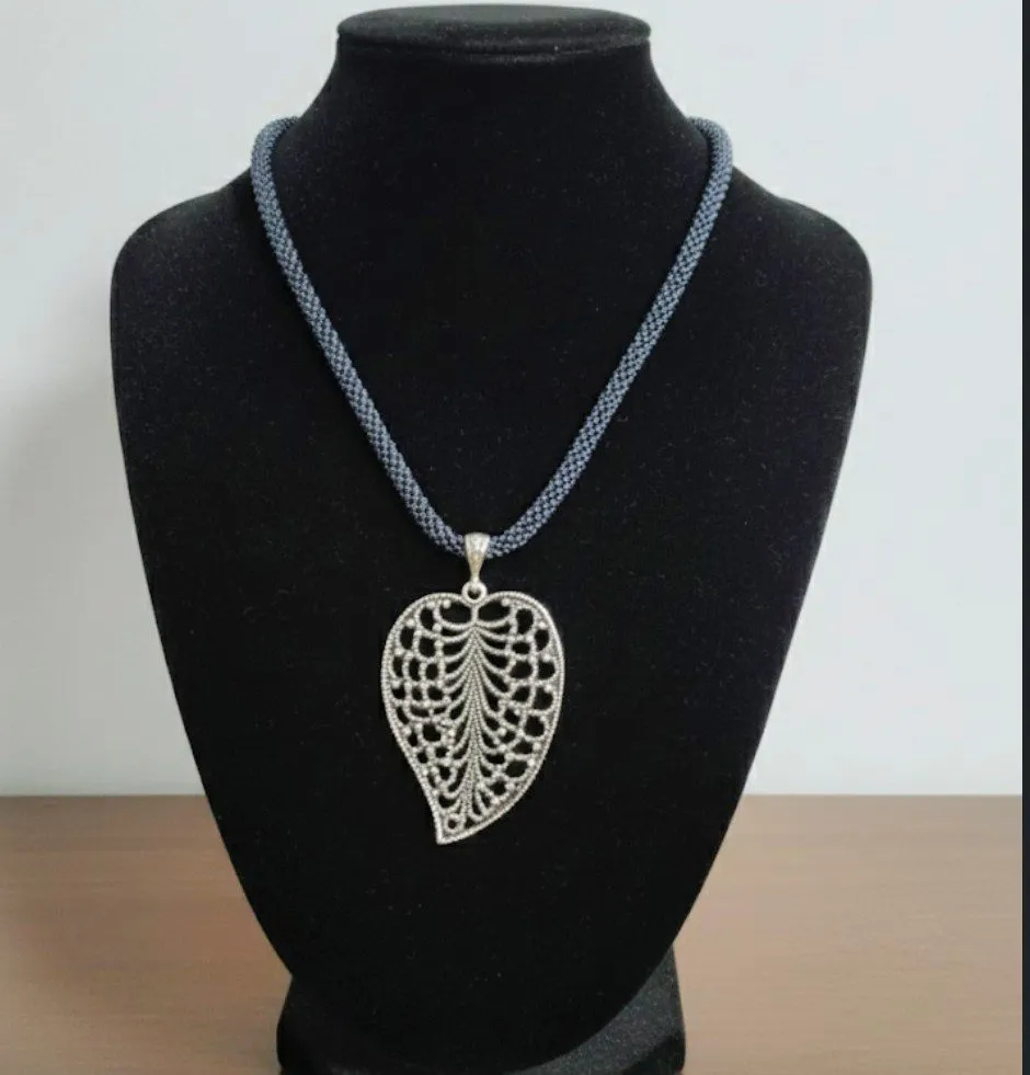 Gri Kum Boncuk Hapishane İşi Kolye - Gümüş Yaprak Detaylı