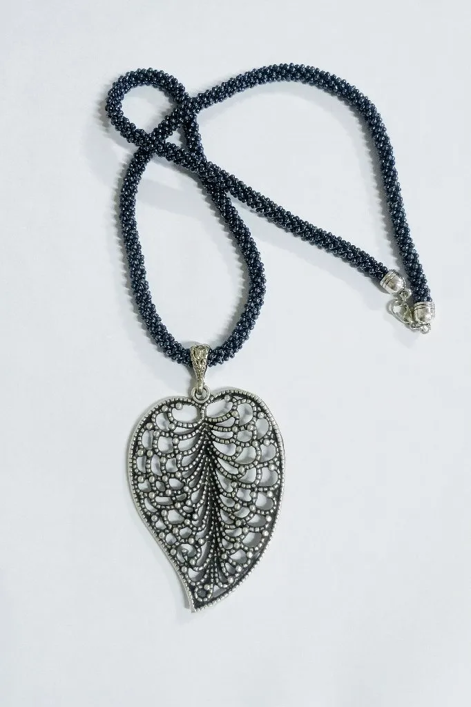 Gri Kum Boncuk Hapishane İşi Kolye - Gümüş Yaprak Detaylı