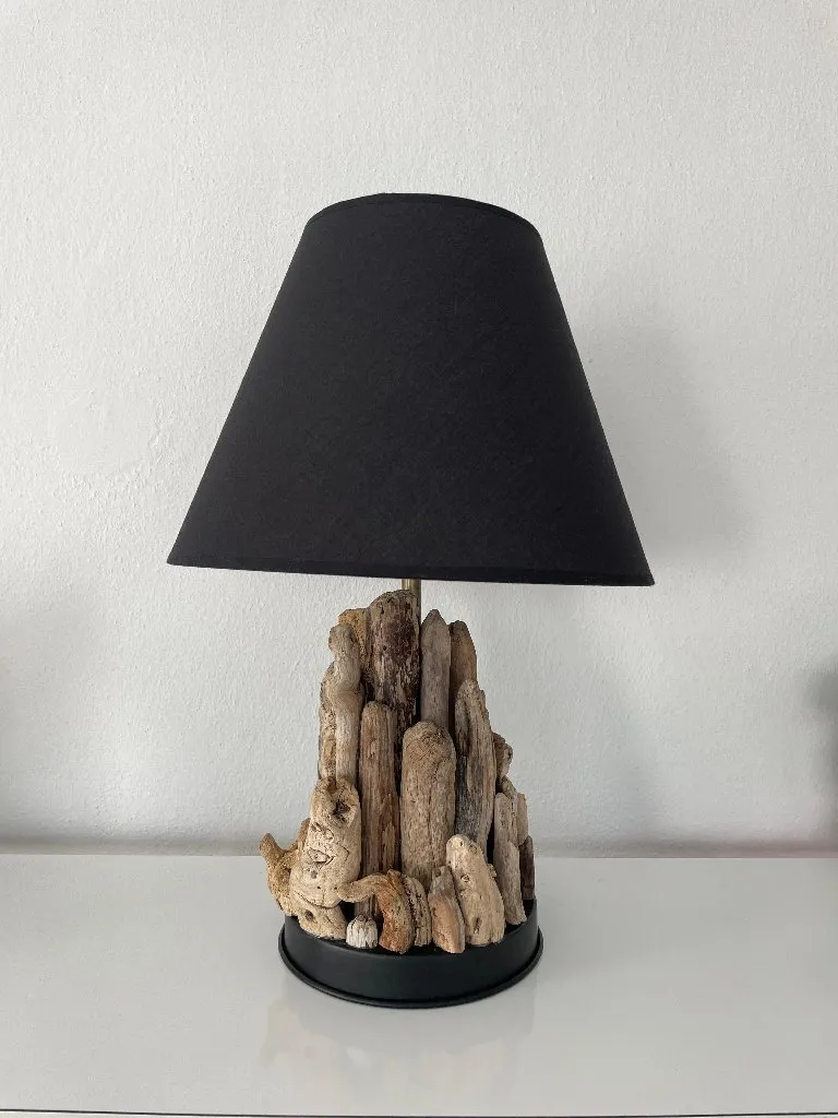 Driftwood Ahşap Masa Lambası - Siyah Abajurlu El Yapımı Aydınlatma