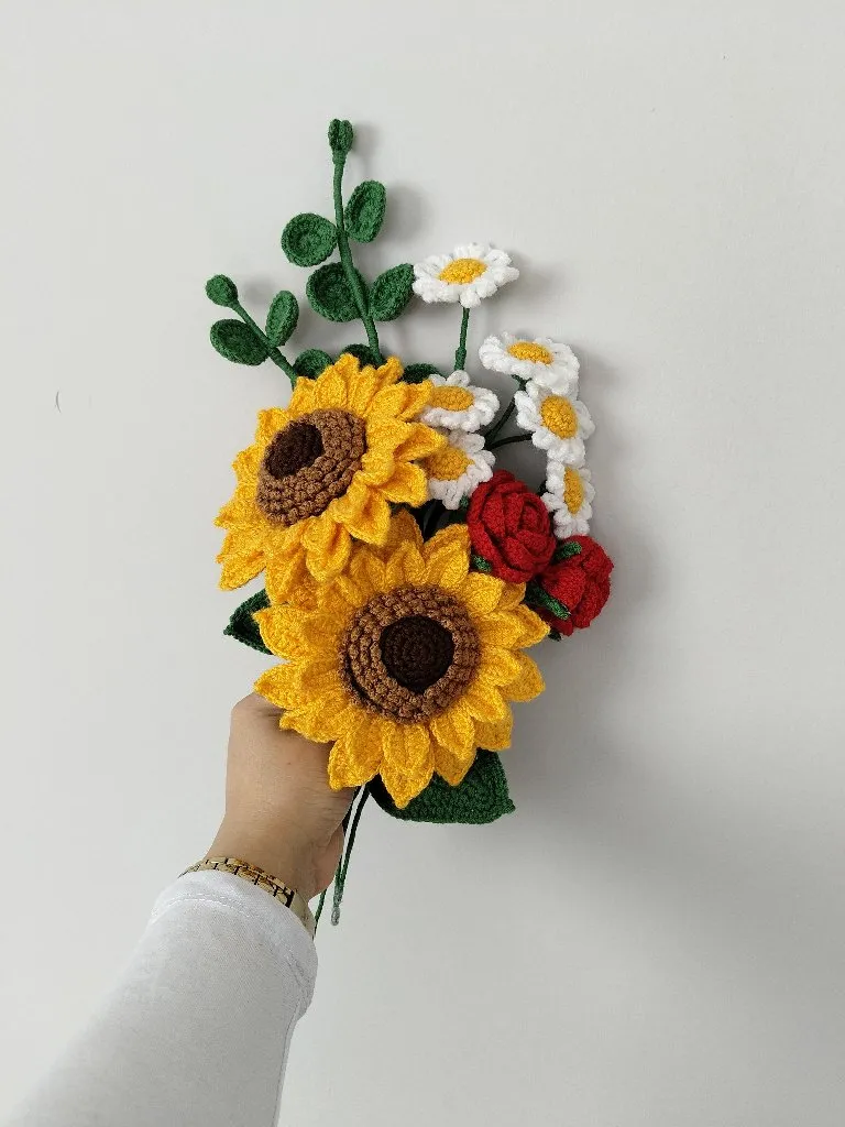 Sarı Ayçiçeği, Papatya ve Gül Motifli Örgü Çiçek Buketi