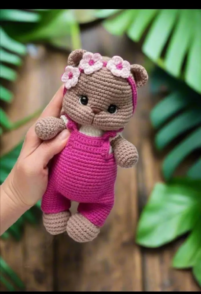 Örgü Papatya Bandanalı Kedi Amigurumi - 24cm Pembe Tulumlu