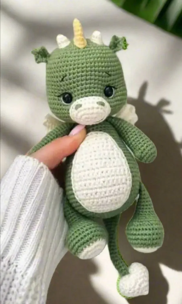 Yeşil Örgü Dinozor Oyuncak - Kalpli Kuyruklu, 24 cm, El Örgüsü