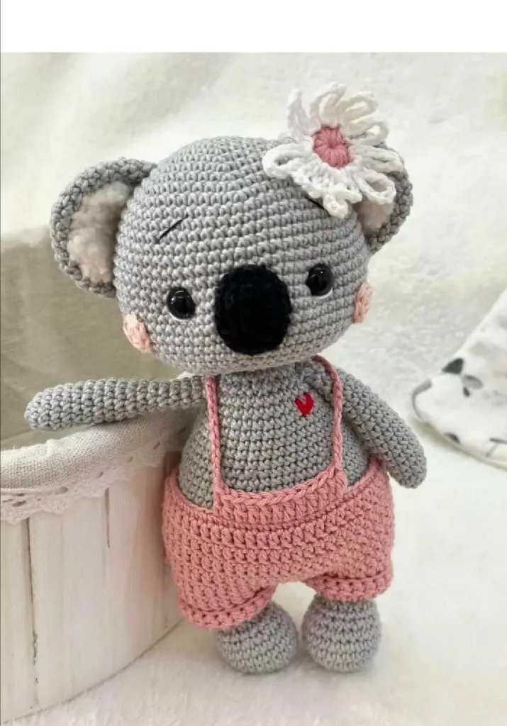 Yavruağzı Şortlu Gri Örgü Koala Oyuncak Bebek - 24cm El Emeği