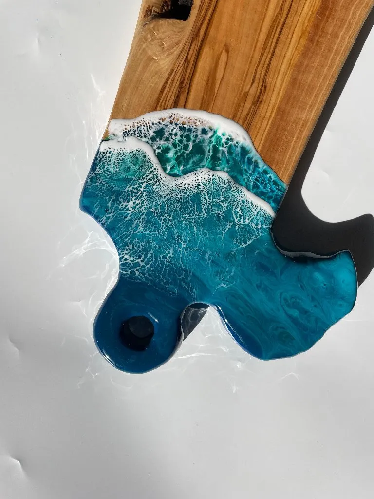 Zeytin Ağacı Sunum ve Kesme Tahtası - Yeşil Epoksi Deniz Detaylı